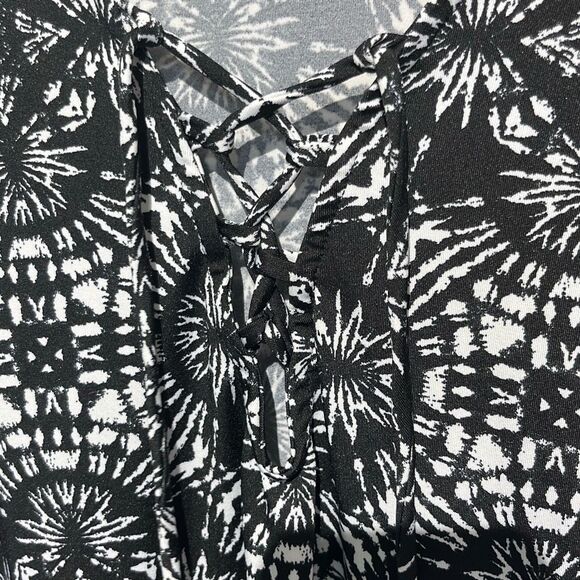 Pacific Beach Women's Black White Geometric Lace Up Short Sleeve T-Shirt Small - Picture 6 of 8